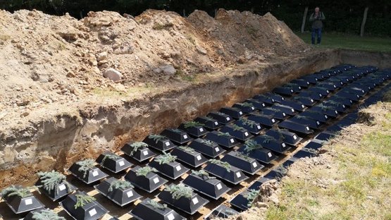 Einbettung von Kriegstoten auf der Gedenkstätte Stare Czarnowo/ Polen