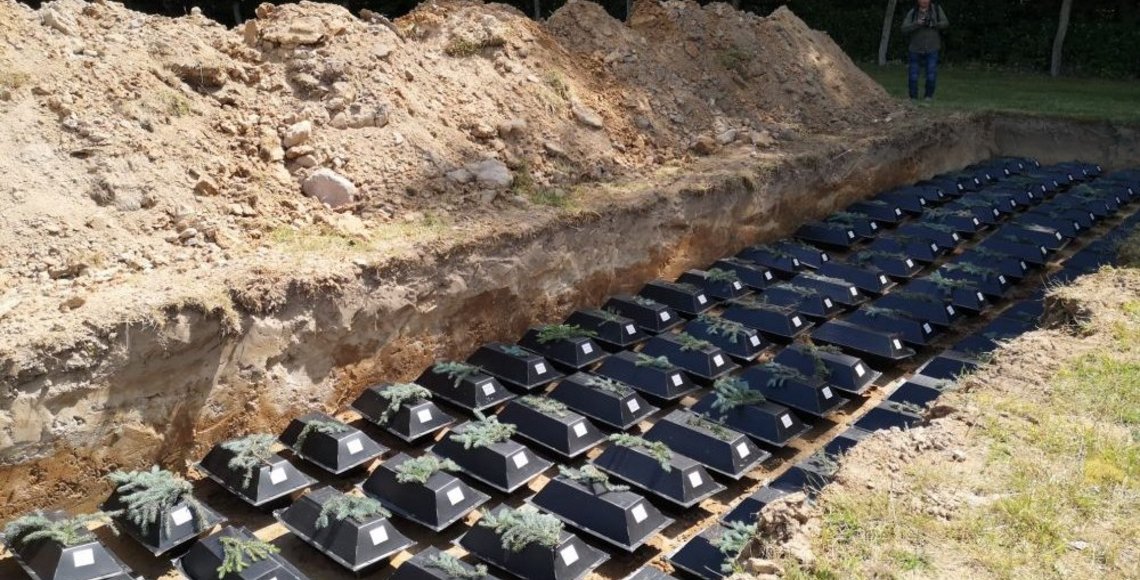 Einbettung von Kriegstoten auf der Gedenkstätte Stare Czarnowo/ Polen