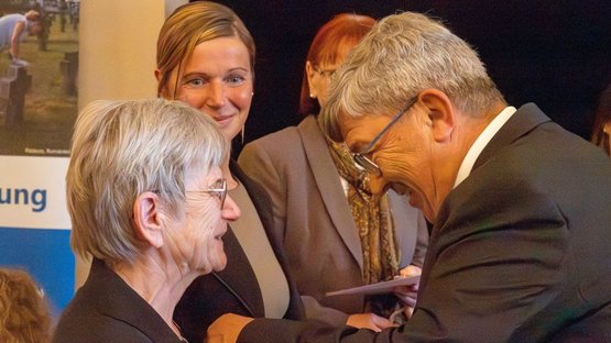 Herr Caffier, Vorsitzender Landesverband M-V Volksbund ehrt Frau Holznagel mit dem goldenen Ehrenkreuz des Volksbundes für Ihre langjährige Unterstützung als Beisitzerin im Landesvorstand