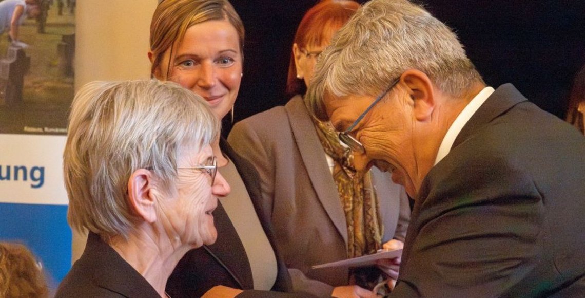 Herr Caffier, Vorsitzender Landesverband M-V Volksbund ehrt Frau Holznagel mit dem goldenen Ehrenkreuz des Volksbundes für Ihre langjährige Unterstützung als Beisitzerin im Landesvorstand