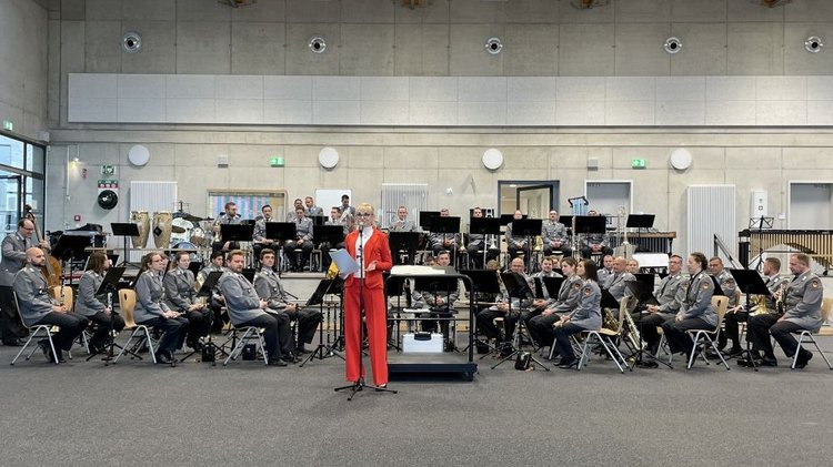 Frau Dr. Margret Seemann, Vorsitzende Regionalverband Ludwigslust begrüßt die anwesenden Gäste zum Benefiz-Konzert Zarrentin im Schulcampus und wünscht allen Gute Unterhaltung