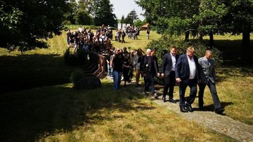 Besucher sowie die zahlreichen Schüler bei der Einsegnung am Grab.