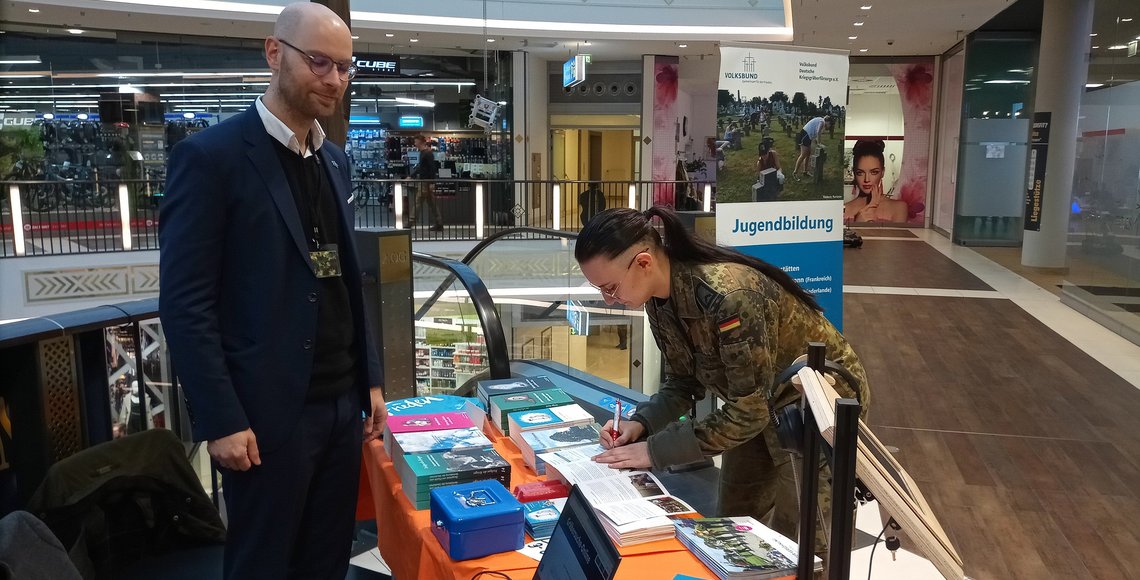 Informationsstand Volksbund - Schwerin in Grün - Informationswoche der Bundeswehr