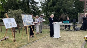 Frau Dr. Margret Seemann, Stellvertretende Vorsitzende Landesverband M-V des Volksbundes begrüßt die anwesenden Gäste auf der Gendenkstunde.