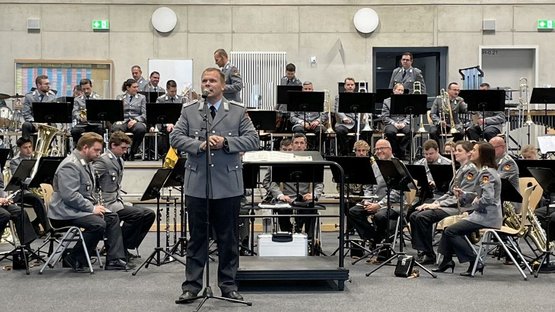 Christian Prchal, Leiter Heeresmusikkorps Neubrandenburg begrüßt die anwesenden Gäste und beginnt das einstündige Konzert im Schulcampus Zarrentin