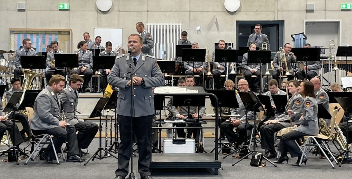 Christian Prchal, Leiter Heeresmusikkorps Neubrandenburg begrüßt die anwesenden Gäste und beginnt das einstündige Konzert im Schulcampus Zarrentin