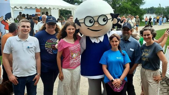 Standbetreuung: v. l.  Herr Lagoski, Frau Roth, Frau Prieß, Frau Rüge, Herr Brüning und Frau Prieß und in der Mitte unseres Betreuungsteams steht ein Heinzelmännchen vom ZDF