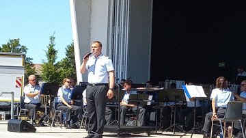 Herr Christian Prchal, Leiter Heeresmusikkorps begrüßt die anwesenden Gäste und bittet um Werbung für das Konzert im nächsten Jahr