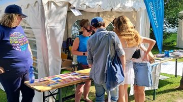 Besucher spielten an unserem Informationsstand das Volksbund Memory und gewannen einen kleinen Preis