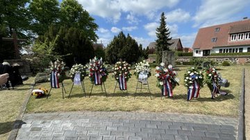 Aufgestellte Kränze für die Gedenkstunde am 10. Mai auf dem Stadtfriedhof Ludwigslust
