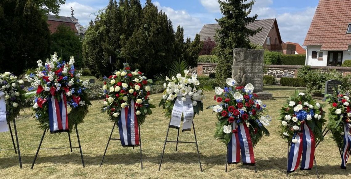Aufgestellte Kränze für die Gedenkstunde am 10. Mai auf dem Stadtfriedhof Ludwigslust