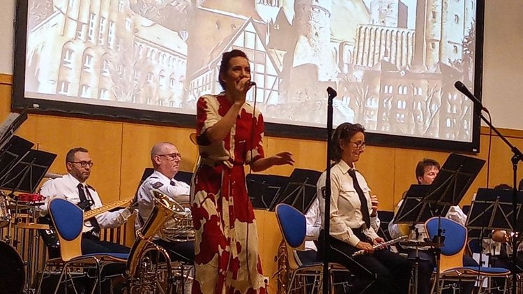 Sängerin Katrin Lièvre mit dem Landespolizeiorchester M-V